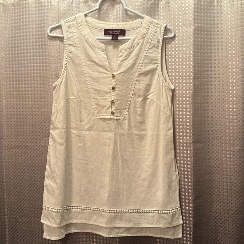 Women’s sleeveless Gloria Vanderbilt long top, size small.